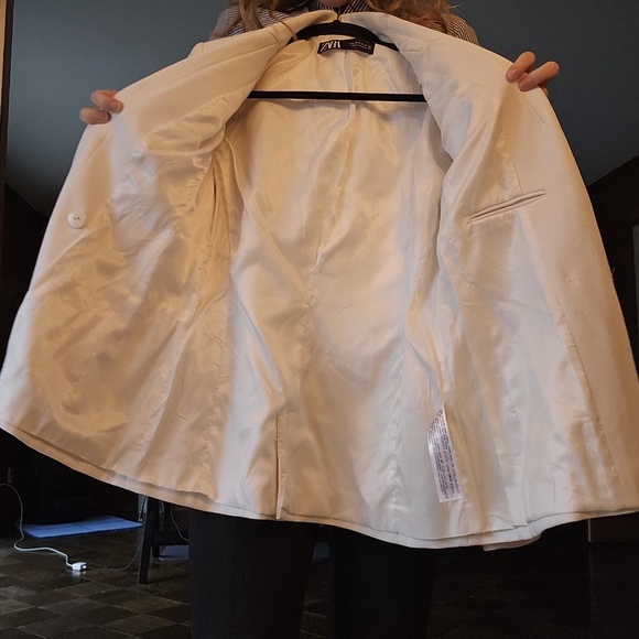 Chic Double-Breasted White Blazer - Picture 7 of 8